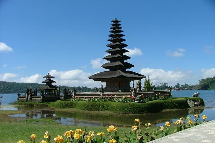 Bali Private Tour: Ulun danu Temple, Iconic Handara Gate & Tanah lot sunset. — photo 1 of 9