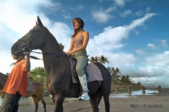 Horse Riding to Enjoy the Fantastic Beauty of Black Sand Beach — photo 1 of 9