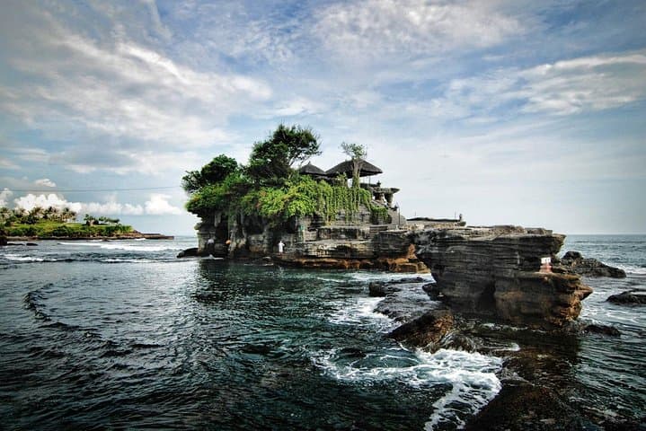Tanah Lot Temple and Uluwatu Temple Tour with Shopping — photo 1 of 8