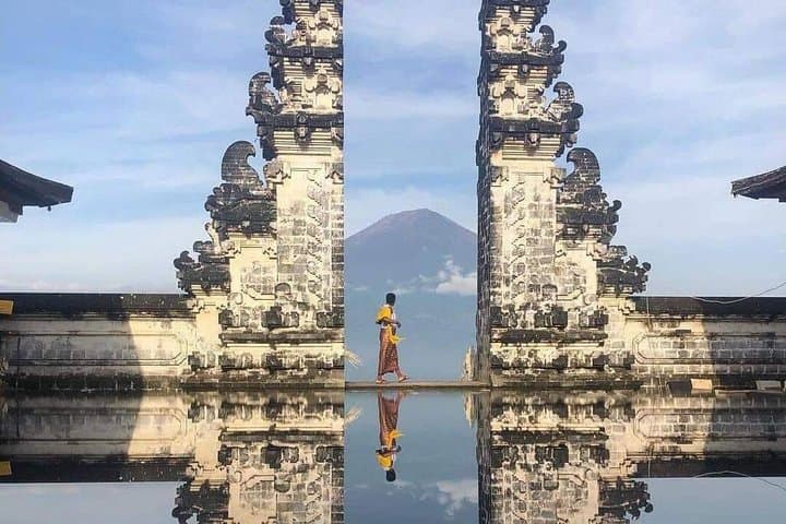 Amazing Private Tour: Lempuyang temple, Tirta gangga, Tukad cepung waterfall — photo 1 of 9