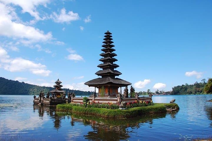West Bali Tour: Taman Ayun, Ulun Danu Beratan, Jatiluwih Rice Terrace, Tanah Lot — photo 1 of 9