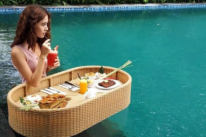 Bali Floating Pool Lunch at Beach View Restaurant Nusa Dua — photo 1 of 7