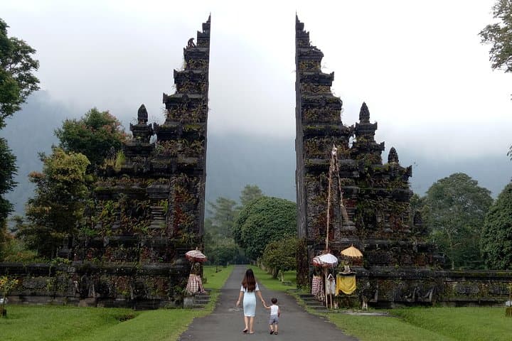 Private Tour: Handara Iconic Gate, rice terrace & Ulundanu Temple — photo 1 of 9