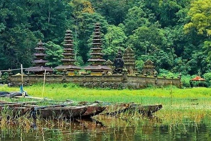 Bali Trekking Tour into the Jungle of Tamblingan forest and canoeing — photo 1 of 11