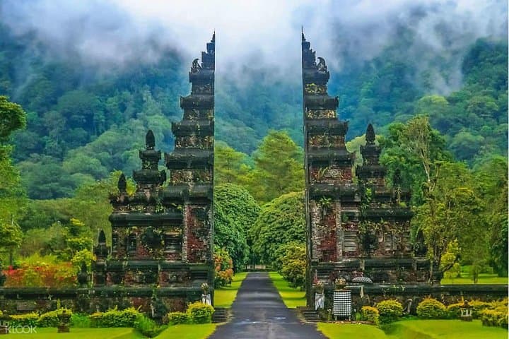 Bali Instagram Tour; Handara Gate, Taman Ayun, & Ulundanu Temple — photo 1 of 9