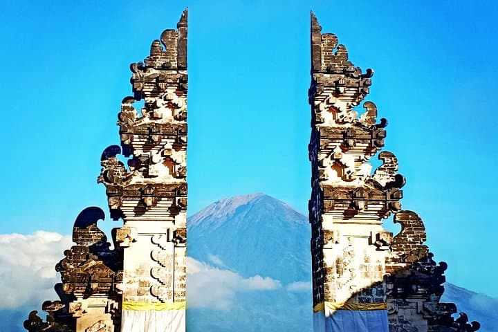 Eastern bali tour. lempuyang temple,tirta gangga,goa lawah, virgin beach. — photo 1 of 7