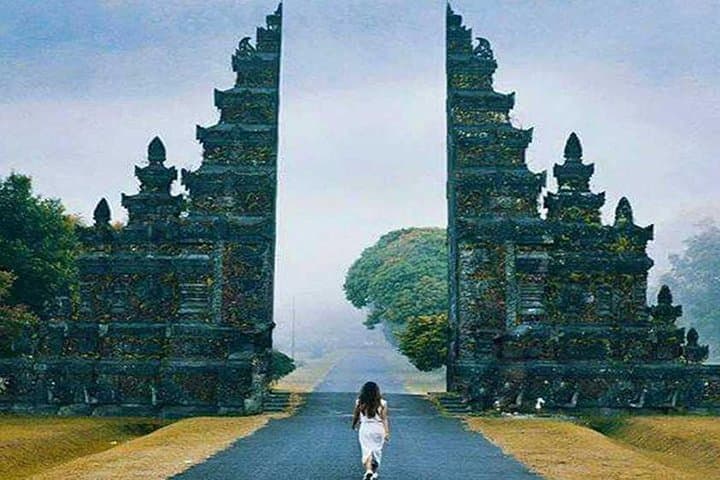 Private Tour: Ulun Danu Temple-Handara Gate-Wana Giri Hill&Tanah Lot Sunset — photo 1 of 34