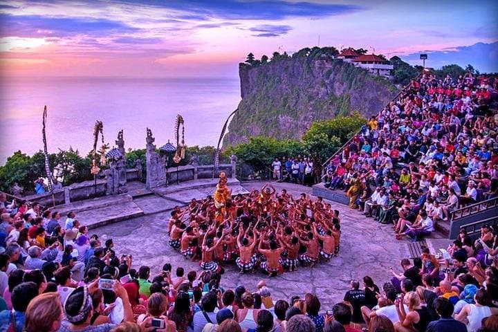 Tour in Bali in Spanish to the sunset temple of Uluwatu — photo 1 of 9