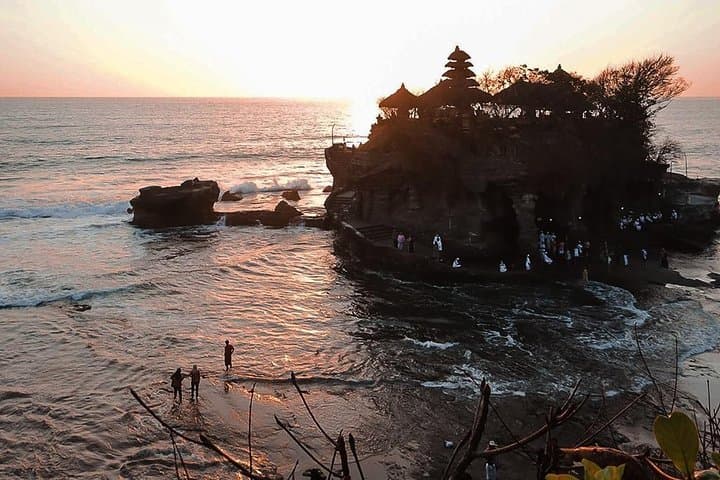 Tanah Lot Sonnenuntergang & Norden Bali Touren mit Deutschsprachigem Reiseleiter — photo 1 of 9