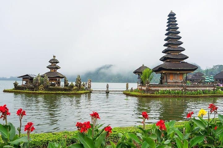 Ulun Danu Beratan Temple Bali Instagramable Tour — photo 1 of 3