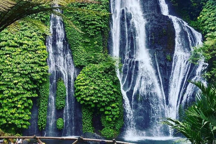 Sightseeing to Ulundanu temple, banyumala waterfall & Tanah lot — photo 1 of 14