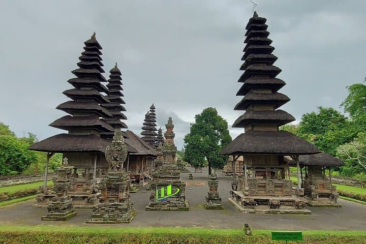 Half-Day Private Tour to Tanah Lot and Bali Royal Temple — photo 1 of 10