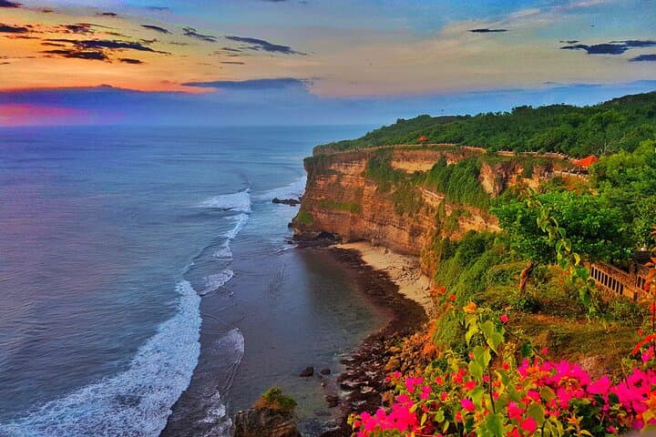Uluwatu Sunset Trip with Kecak Dance Show and Jimbaran Dinner — photo 1 of 10