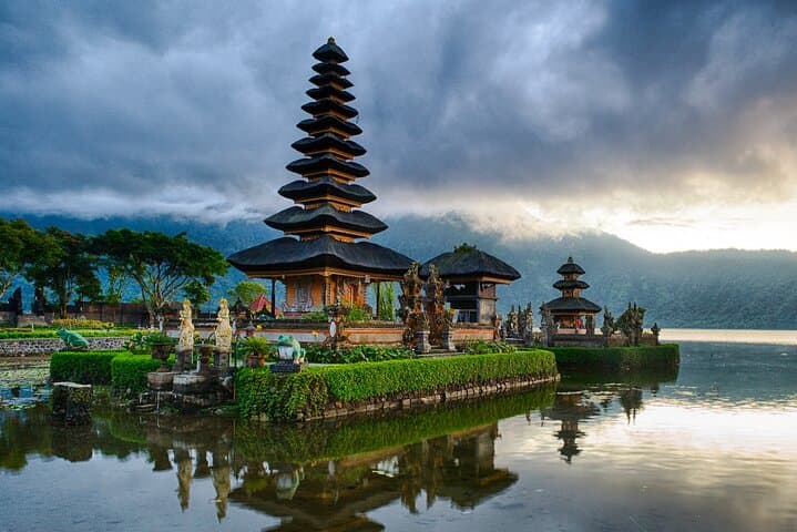 Bali: Bedugul Lake Temple, Banyumala Waterfall, UNESCO Rice Field — photo 1 of 8