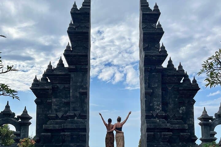North Bali highlights: Buddhist temple, Waterfall & hot spring — photo 1 of 18