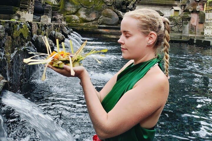 Ubud Melukat Purification Ceremony At Tirta Empul Temple — photo 1 of 34