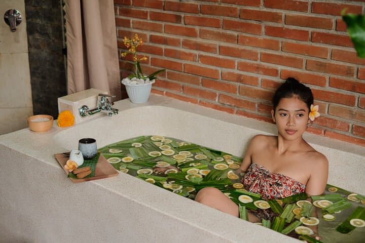 Ubud Balinese Massage Scrub And Flower Bath Experience — photo 1 of 9
