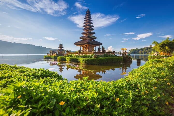 Munduk: Tamblingan jungle trek, waterfall, Ulun Danu temple — photo 1 of 8