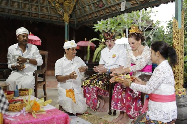 Balinese Couple or Family Celebration with Multilingual Guide — photo 1 of 25
