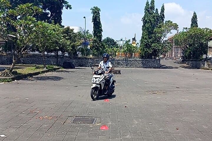 Scooter Lesson in Ubud — photo 1 of 19