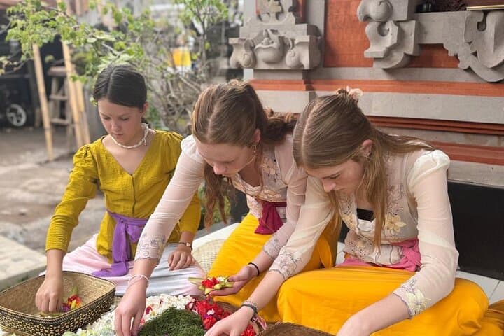 Make Canang Sari with a Balinese Family — photo 1 of 6