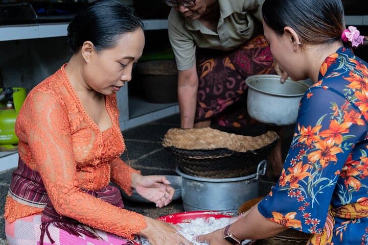 Coconut Oil Making with Canang Sari class n blessing ritual — photo 1 of 18