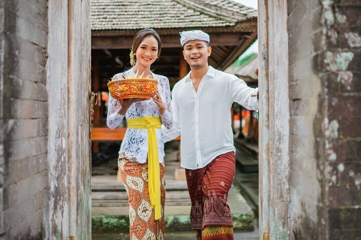 Balinese Costume at Penglipuran and Goa Giri Campuhan Waterfall — photo 1 of 3