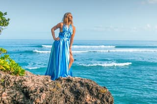 Bali Flying Dress Tour – Uluwatu Beach Shoot
