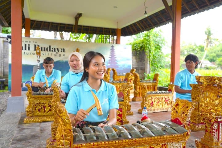 Bali: Traditional Gamelan Music Class with Visit Gong Smith — photo 1 of 21