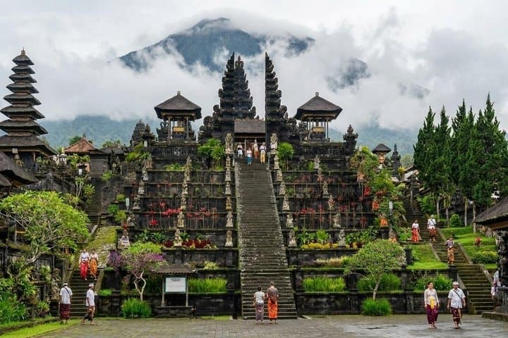 Bali Spiritual Triangle: Besakih, Volcano & Holy Spring Temples — photo 1 of 7