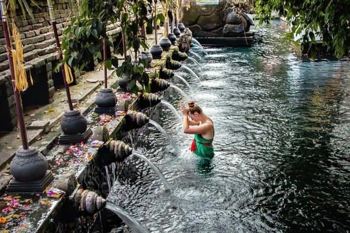 Ubud Private Tour: Tibumana Waterfall, Tirta Empul & Rice Terrace — photo 1 of 12