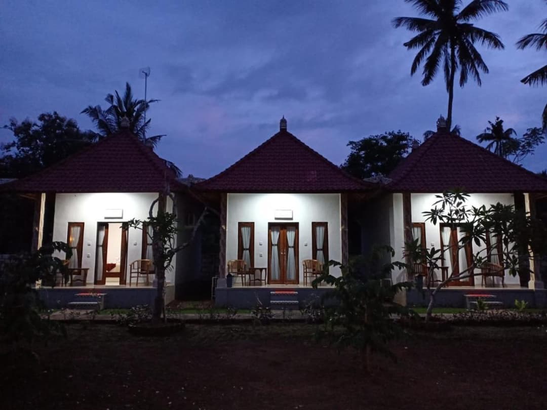 Santhi Guna Bungalow — photo 1 of 27