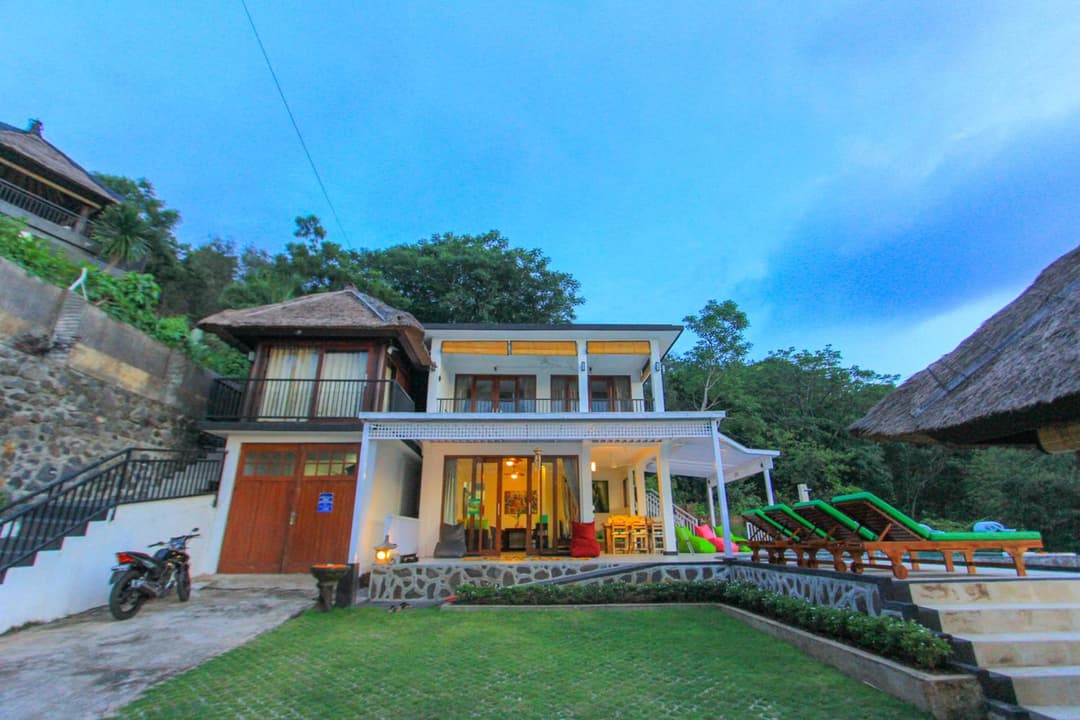 Villa Rinisha Rumah Senja Temukus Lovina — photo 1 of 61