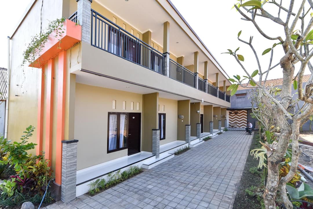 RedDoorz Plus near Jalan Imam Bonjol Denpasar — photo 1 of 16