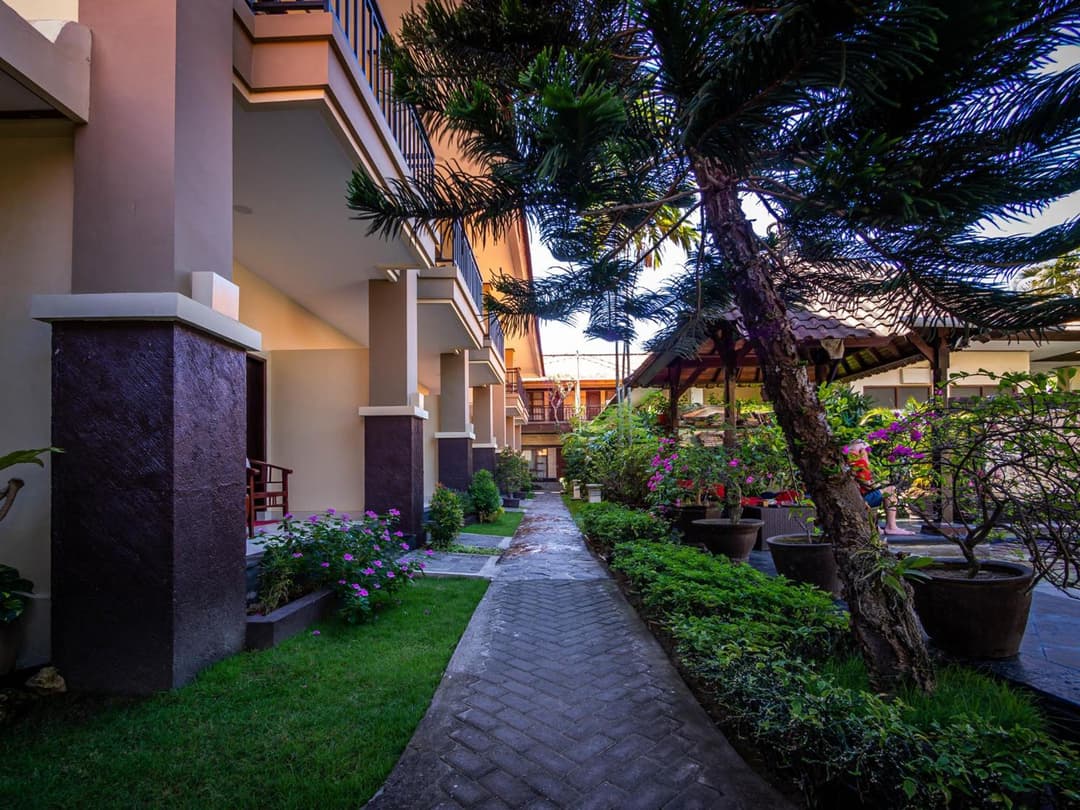 Yulia Beach Inn Kuta — photo 1 of 59
