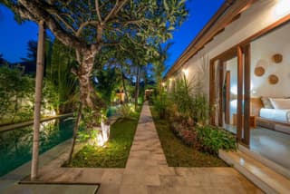 Villa Teman - Luxury 4BR Villa in Central Seminyak - HUGE POOL