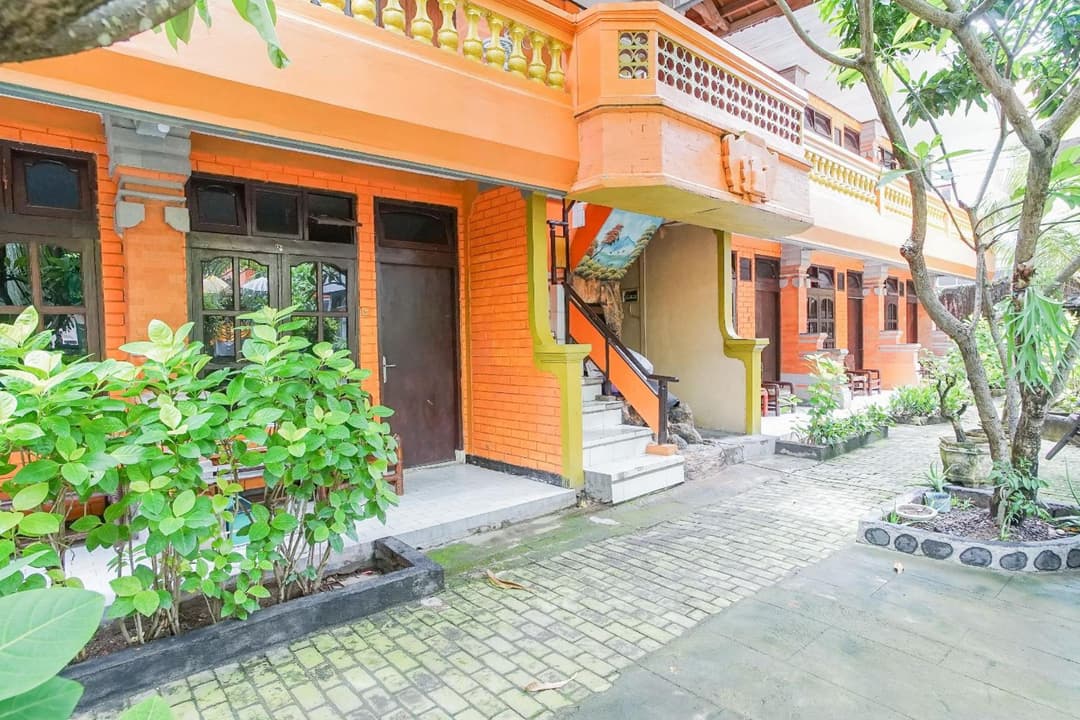 RedDoorz at Mahendra Beach Inn Kuta — photo 1 of 64
