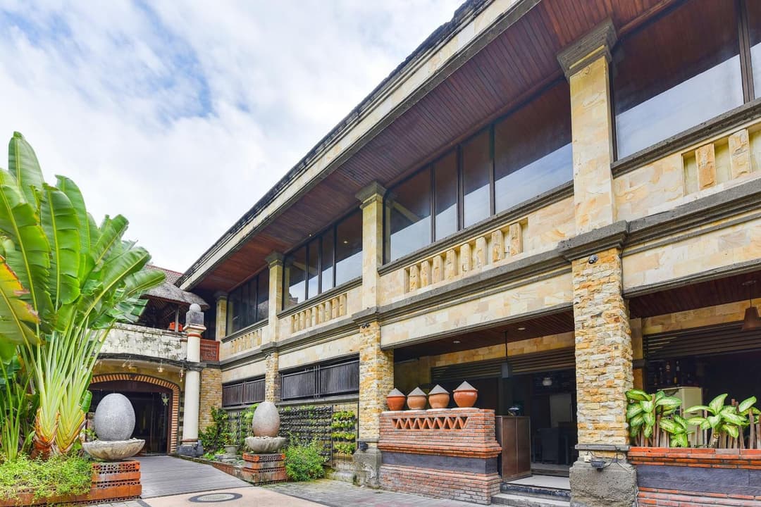 Super OYO Townhouse Oak Maxi Hotel Legian — photo 1 of 41