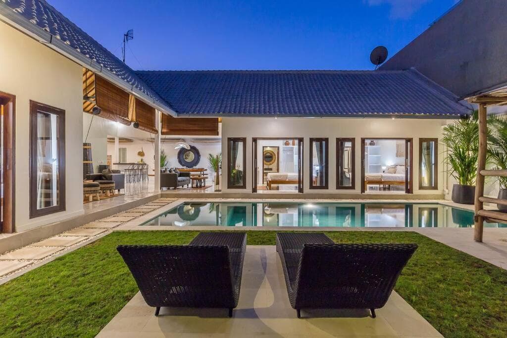 Central 4 bedr villa 5min walk from eat street&Beach — photo 1 of 36