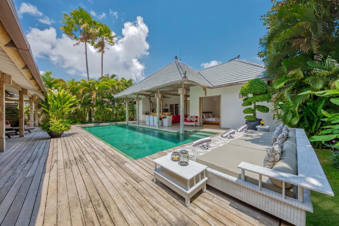 PROMO 4 bd Spacious villa in strategic location — photo 1 of 36