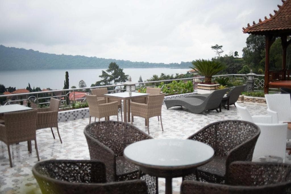 hotel de danau lake view — photo 1 of 17