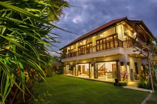 LA-BALI Villa Sanur, Spacious & Large, Private Pool, Pool Table, 5-Minutes walk to the Beach, Free Laundry, Private Cook, Massage, Daily Tour