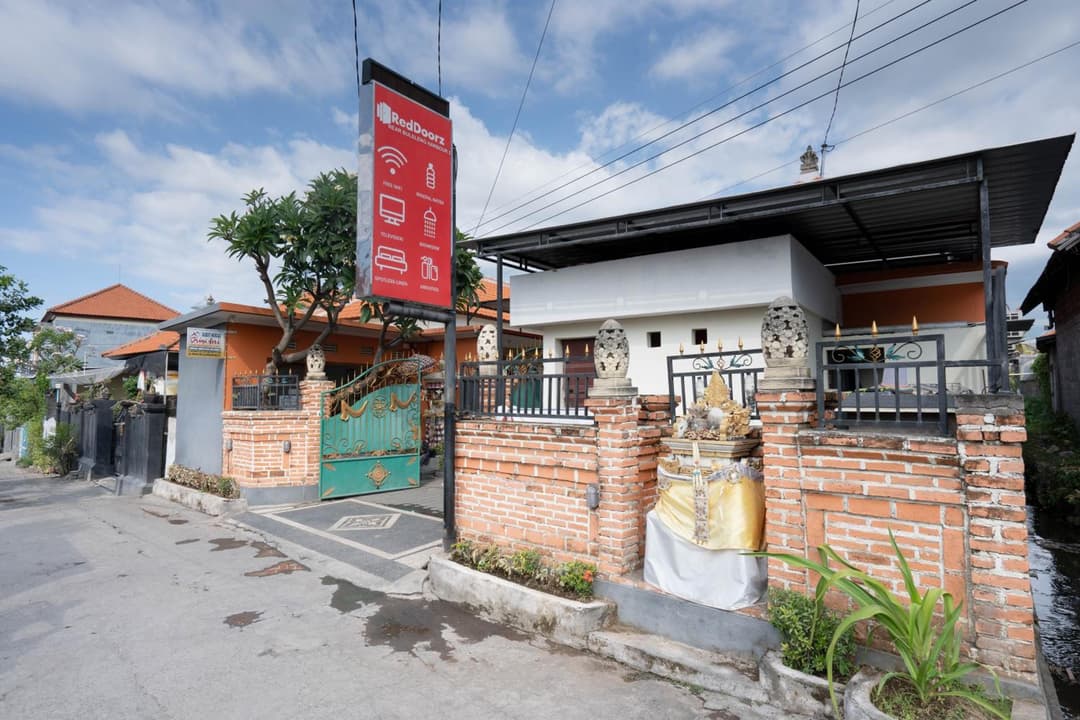 RedDoorz near Buleleng Harbour 2 — photo 1 of 19