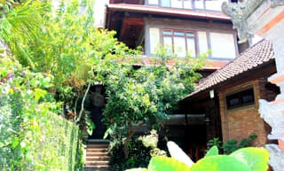 Dewa Bungalows, A Balinese House and Art Gallery