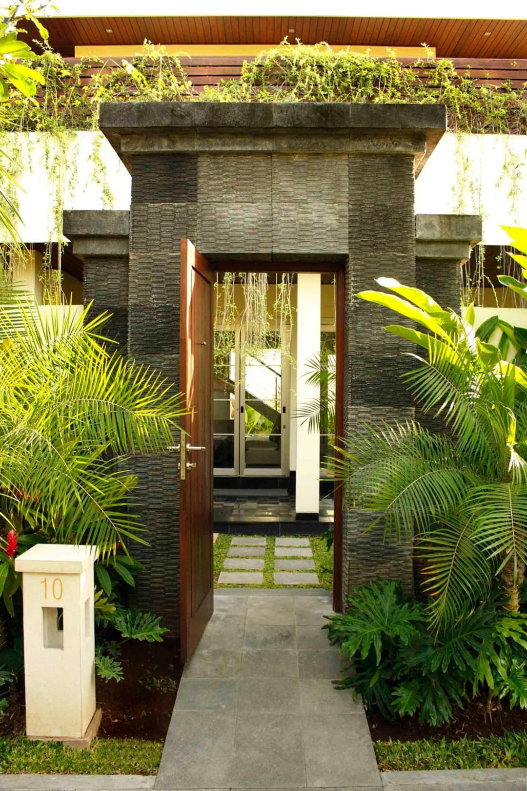 Sun Island Boutique Villas & Spa Seminyak — photo 1 of 26