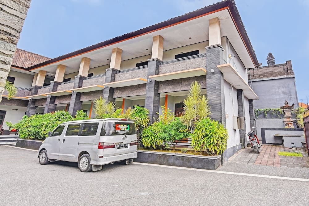 OYO 91498 Hotel Diana — photo 1 of 18