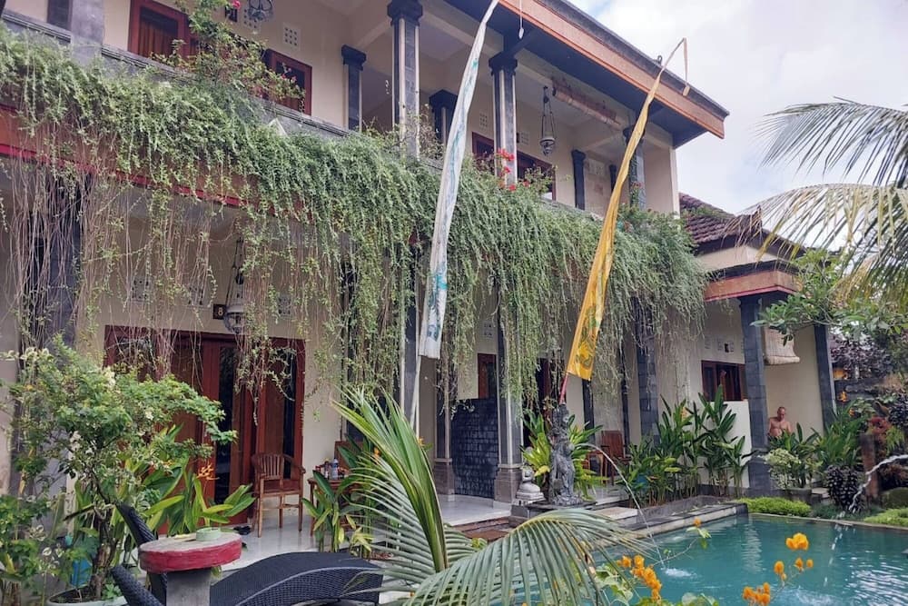 Super OYO Capital O  Pondok Ayu Homestay — photo 1 of 30