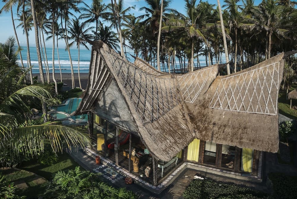 Absolute Beachfront Romantic Villa Laut — photo 1 of 30