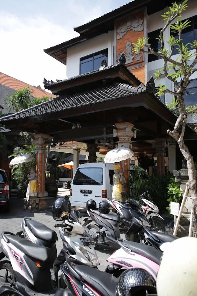 RedDoorz @ Raya Pantai Kuta — photo 1 of 18