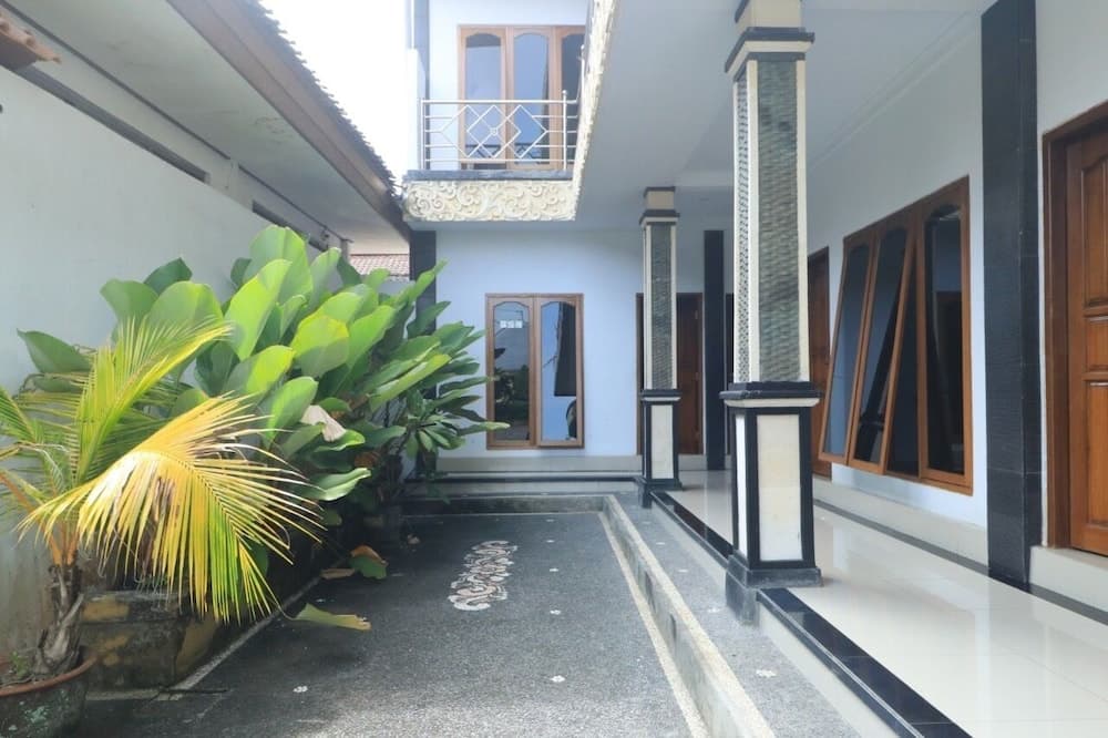 Hotel Gianyar — photo 1 of 33